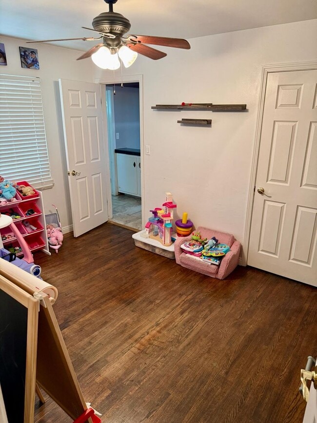 Building Photo - Explore this attractive property in Bakersfield, featuring 3-bedroom and 1.75 -bathrooms - Availa...