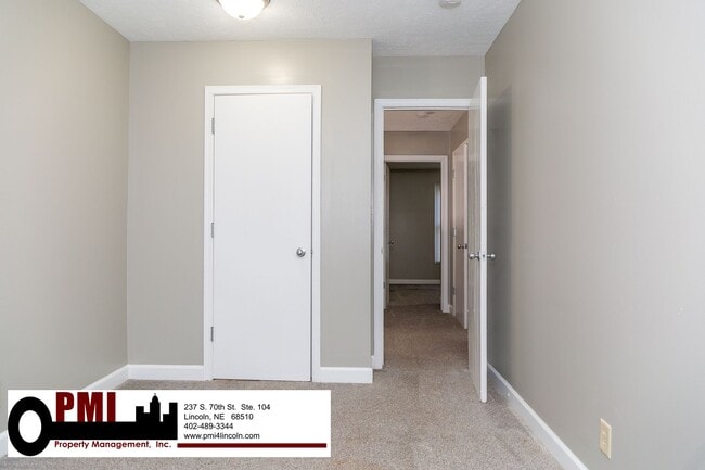 Building Photo - 3 Bedroom and 2 bathroom Duplex for Rent