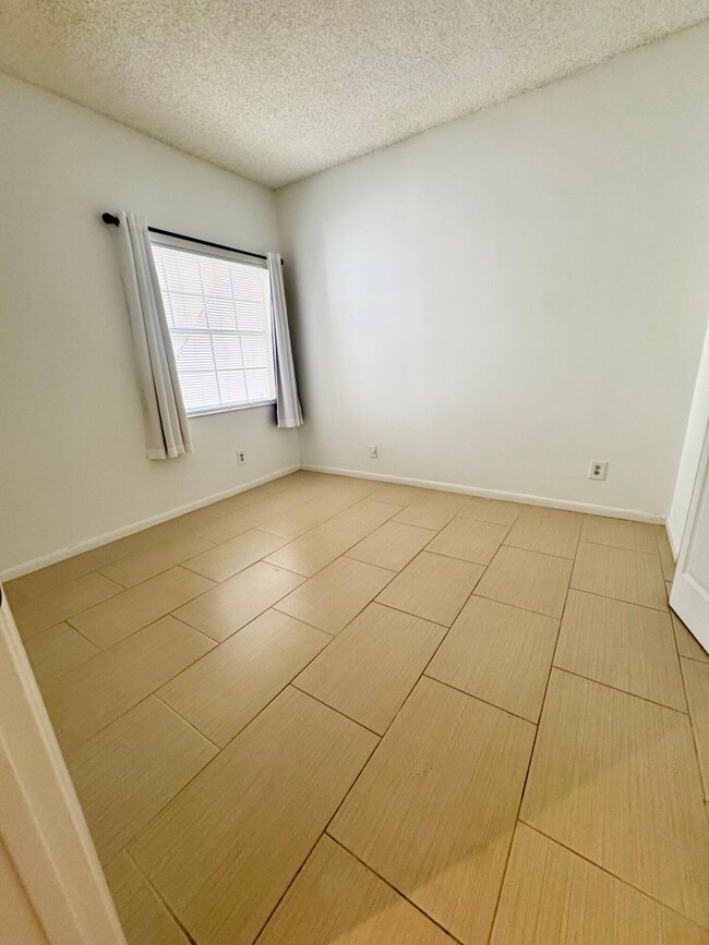 Building Photo - 640 Cypress Club Way
