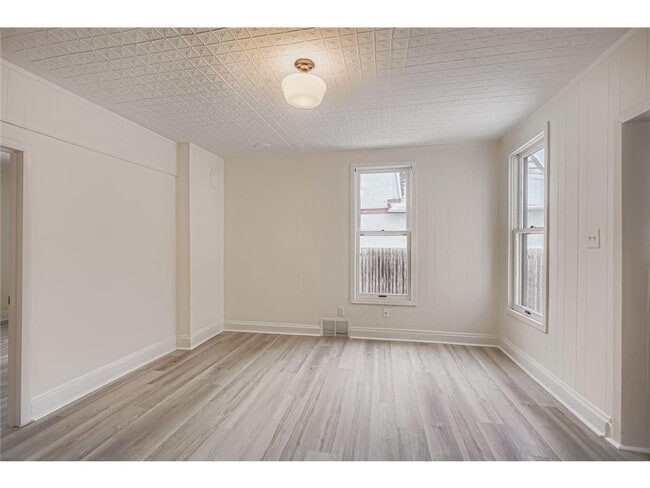 Building Photo - 84 Isabel St W