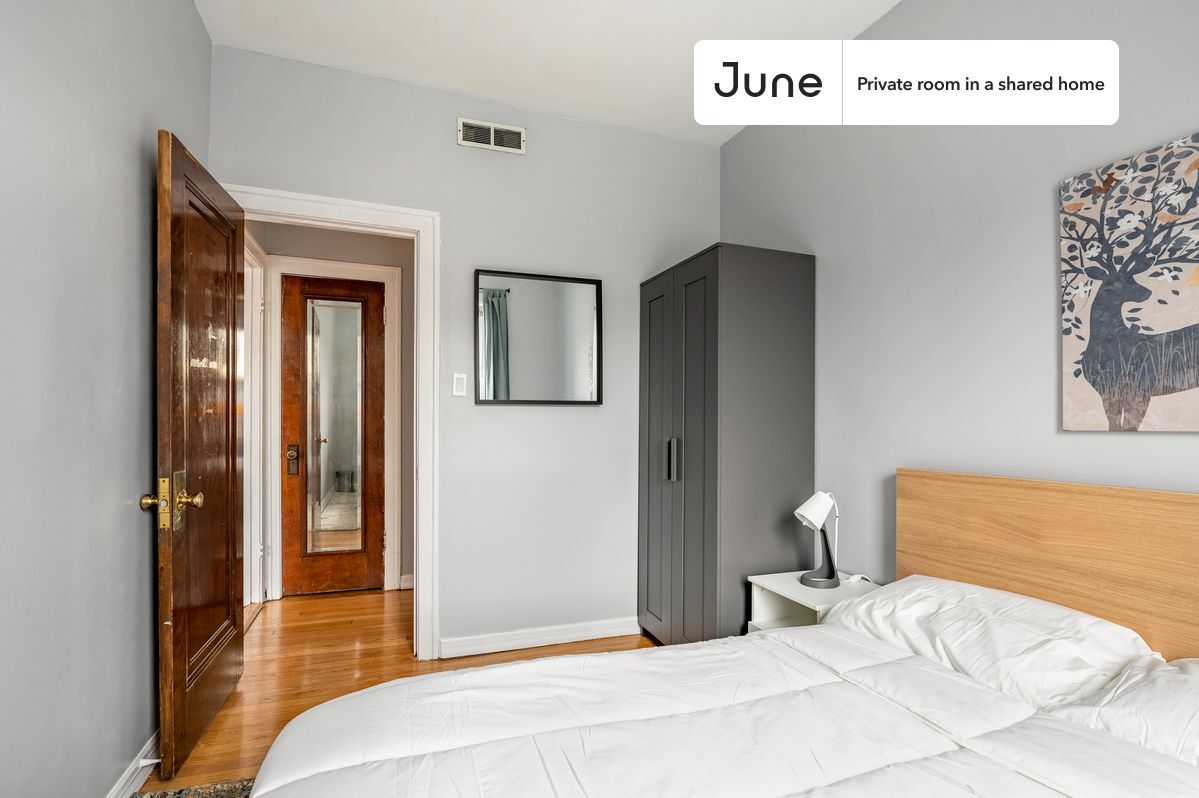 Building Photo - Private bedroom in 3 bed/1 bath Home