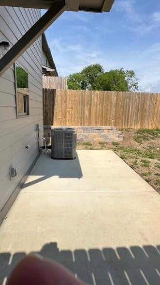 Building Photo - 2508 Villa Dr