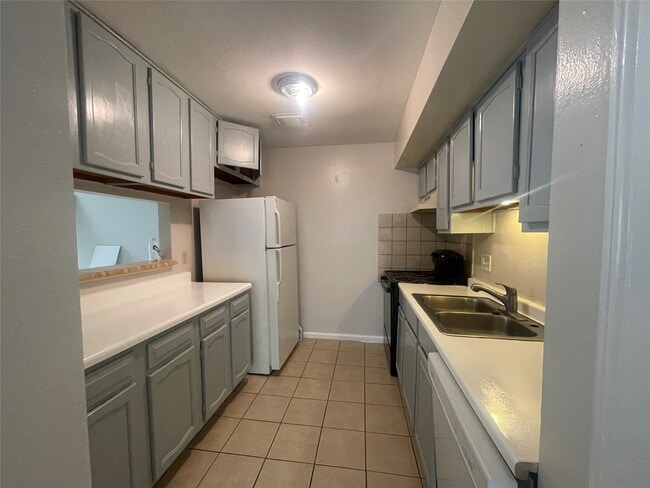 Building Photo - 7715 Rolling Ridge Dr