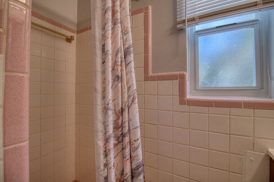 Building Photo - 634 15th Ave S