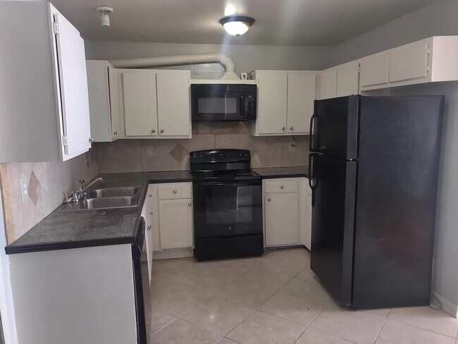 Building Photo - Immediate move -in.