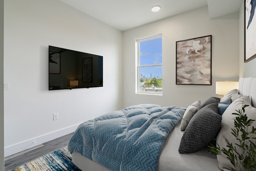 Bedroom - 80 Romaine Ave