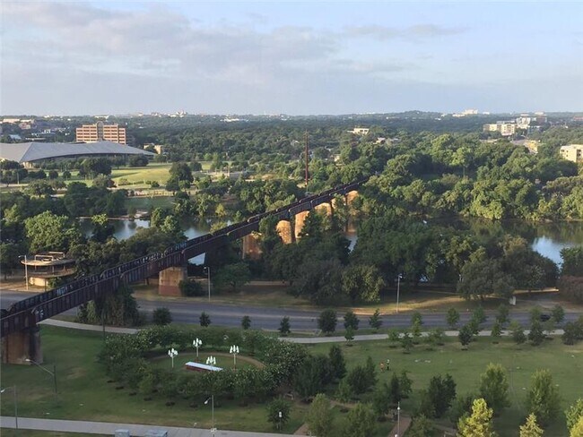 Building Photo - 112 Sandra Muraida Way