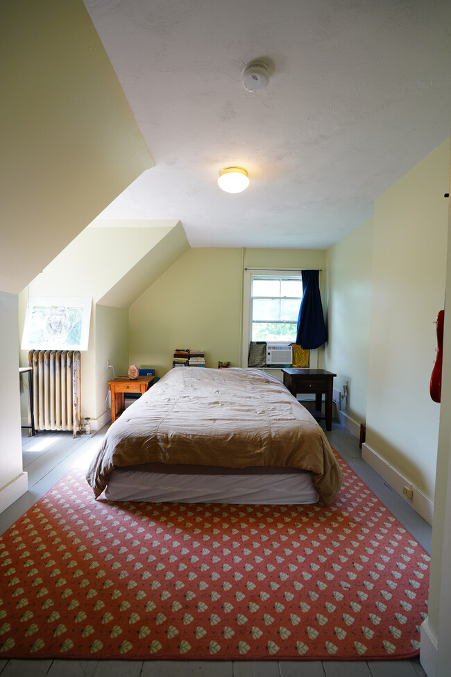 Bedroom with lots of natural light - 536 Cumberland Ave