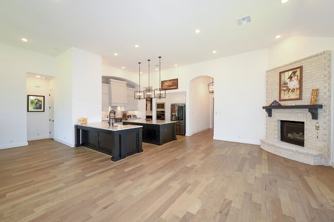 Building Photo - 26643 White Eagle Dr