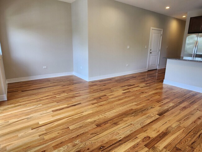 Building Photo - 857 E 63rd Pl
