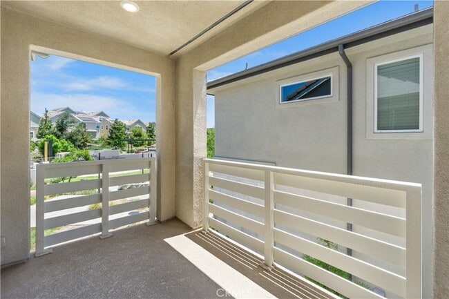 Building Photo - 156 Chorus