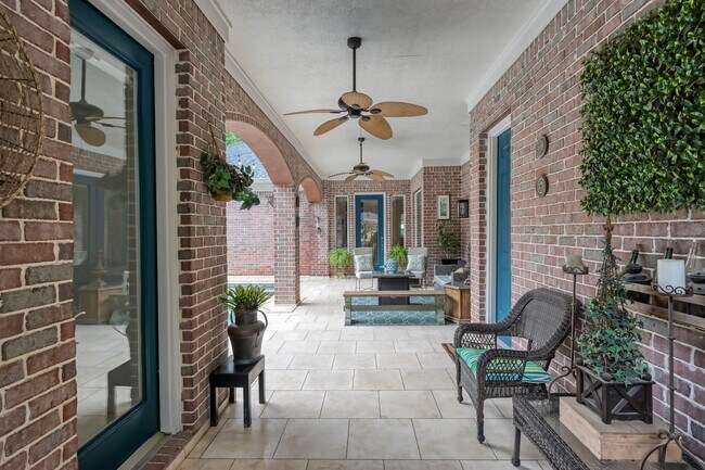 Building Photo - 204 W Pines Dr