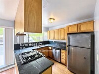 Building Photo - Charming 3-Bedroom Condo in a Prime Locati...