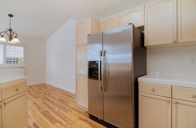 Building Photo - Spacious Townhome | Desirable Orange Location
