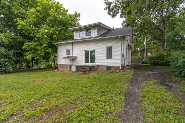 Building Photo - 3224 Garden Dr