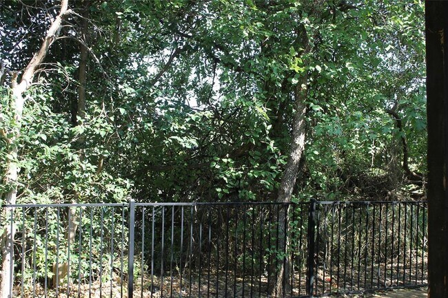 Building Photo - 516 E Slaughter Ln