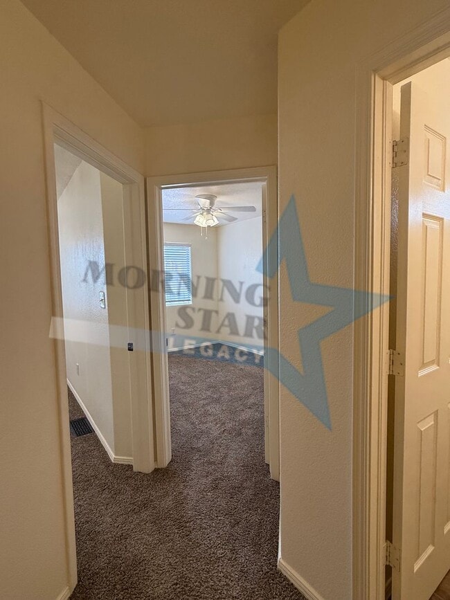 Building Photo - Inviting 3 bedroom 2.5 bath waiting to be ...