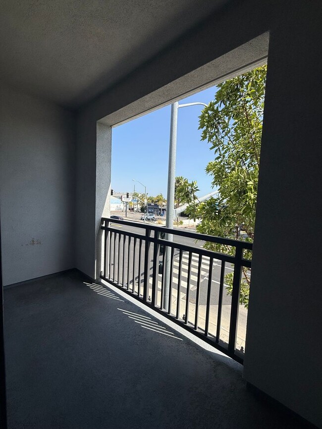 Building Photo - 2 Bedroom, 2.5 Bath Tri-level townhouse in Signal Hill