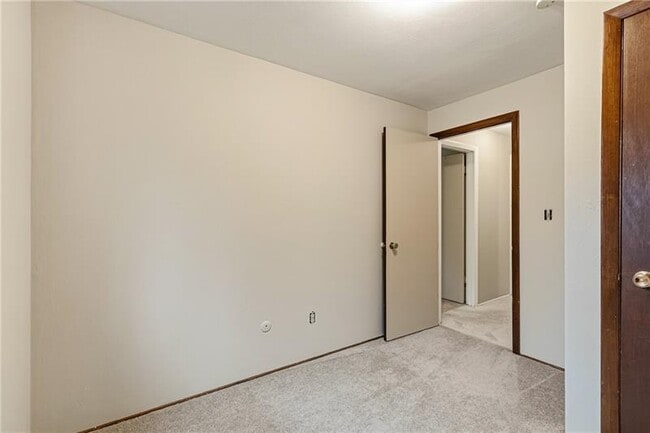 Building Photo - 498 Maple Rd