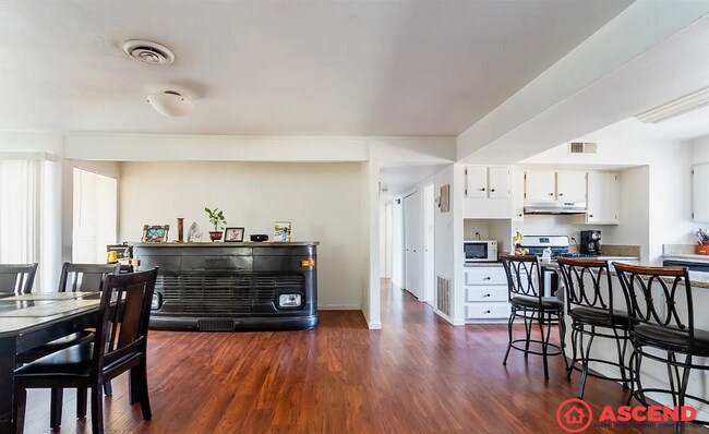 Building Photo - Cozy 3BD/2BA Home in Bakersfield's 93306 — Fully Equipped, Fireplace, Solar & All Pets Welcome!