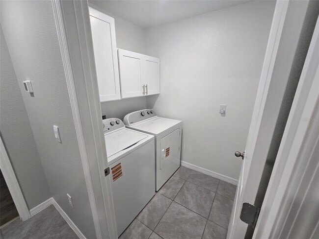 Building Photo - 4703 SW 85th Pl