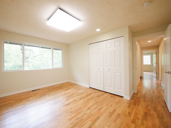 Building Photo - 3 Bed and 3 Bath Plus Office Private Singl...