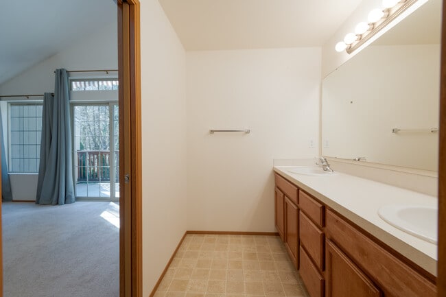 Building Photo - 2732 Hidden Springs Loop SE