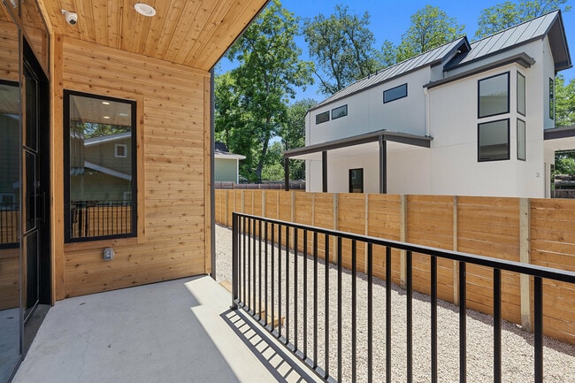 Building Photo - 909 Payne Ave