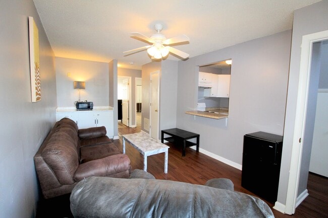 Building Photo - 1337 Bradley Dr