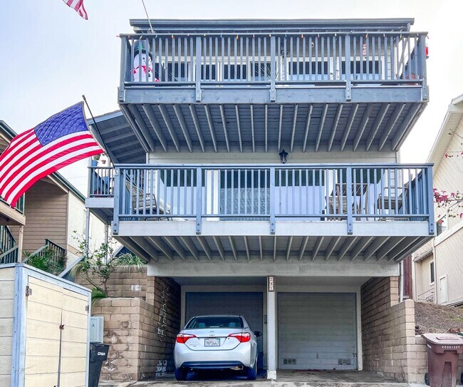 Building Photo - 3BR/2BA Remodeled Condo – 1 Block from the...