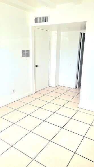 Master Bedroom w/bathroom - 615 E Knox Dr