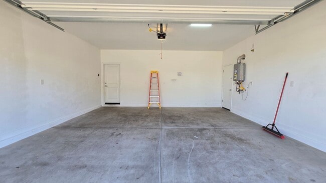 Building Photo - Community pool! Excellent Goodyear location!