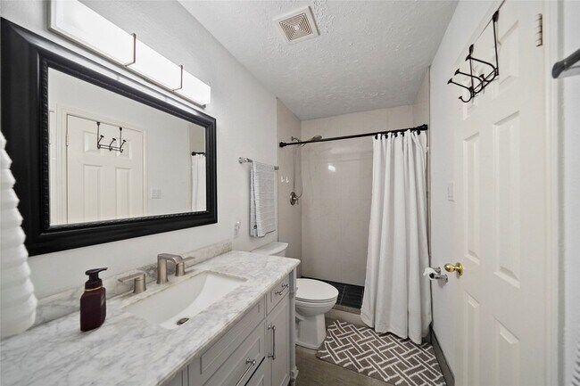 Building Photo - 3 April Point Dr S