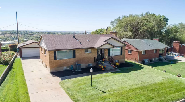 Building Photo - 1245 Henderson Dr