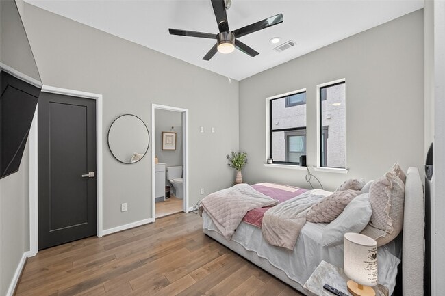 Building Photo - 607 Memorial Heights Dr