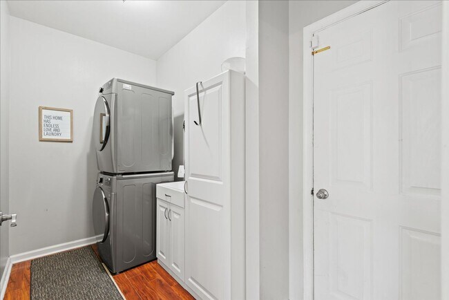 Building Photo - Beautiful 5-bedroom home close to VRE, I-95, shopping and much more!