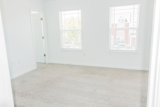 Building Photo - 3 BR/ 2.5 BA Townhome in Somerset Springs ...