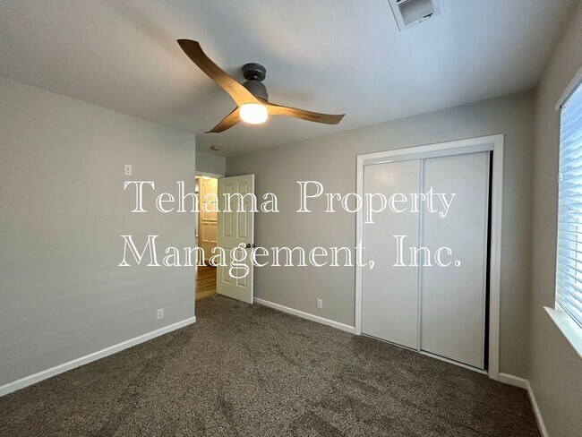 Building Photo - Executive 3 Bederoom 2 Bathroom home with in-ground pool and landscaping service included.