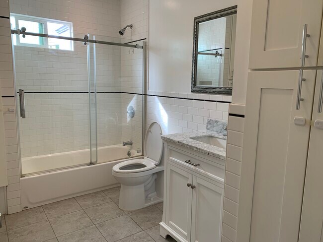 Building Photo - 3172 Rowena Ave