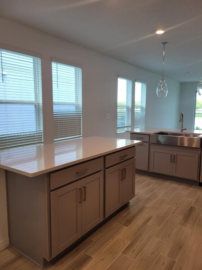 Building Photo - 5727 Gingham Dr