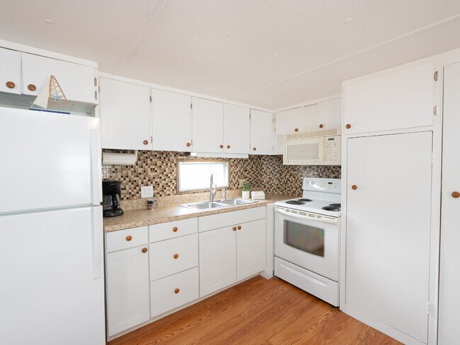 Building Photo - "Charming 2-Bed Furnished Annual Retreat in Venice, FL – Your Cozy Home Awaits!"