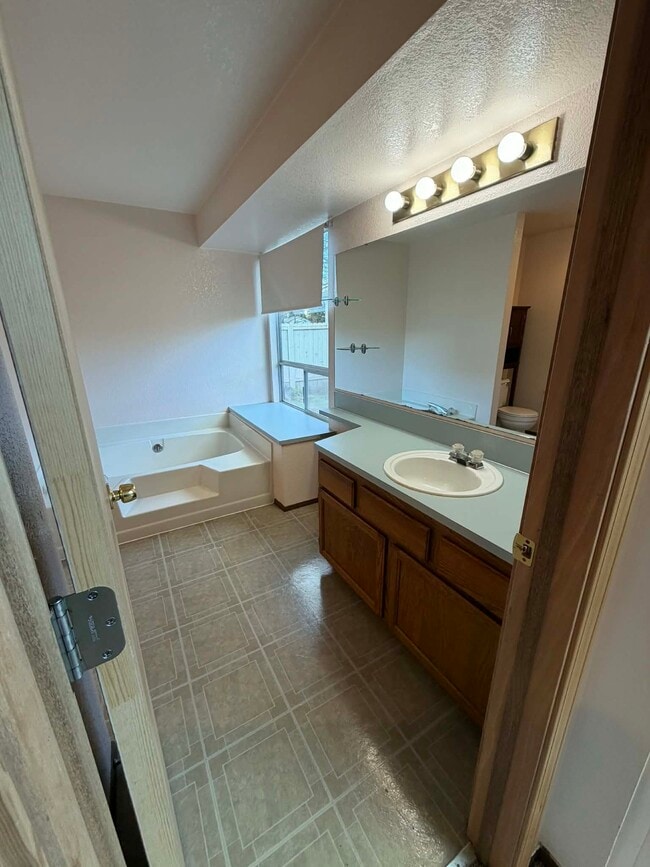 Building Photo - 725 Edelweiss Ln SE