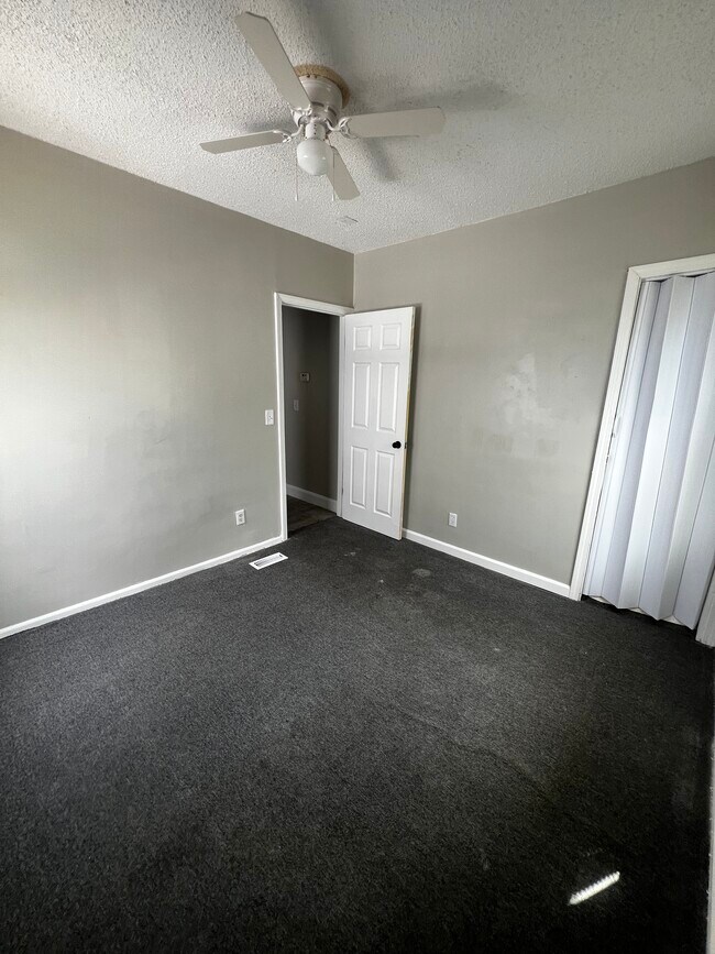 Building Photo - 14016 Pinewood St