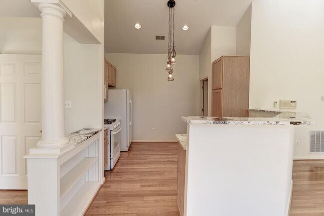 Building Photo - 10706 Symphony Way