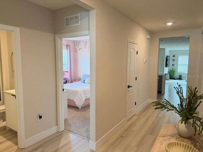 Building Photo - 33412 Country House Dr