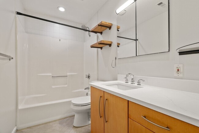 Building Photo - 420 Medford St