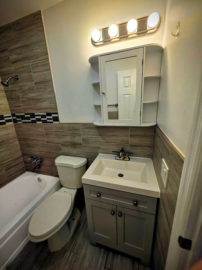 Building Photo - LC 13:22-24 SW 10th St