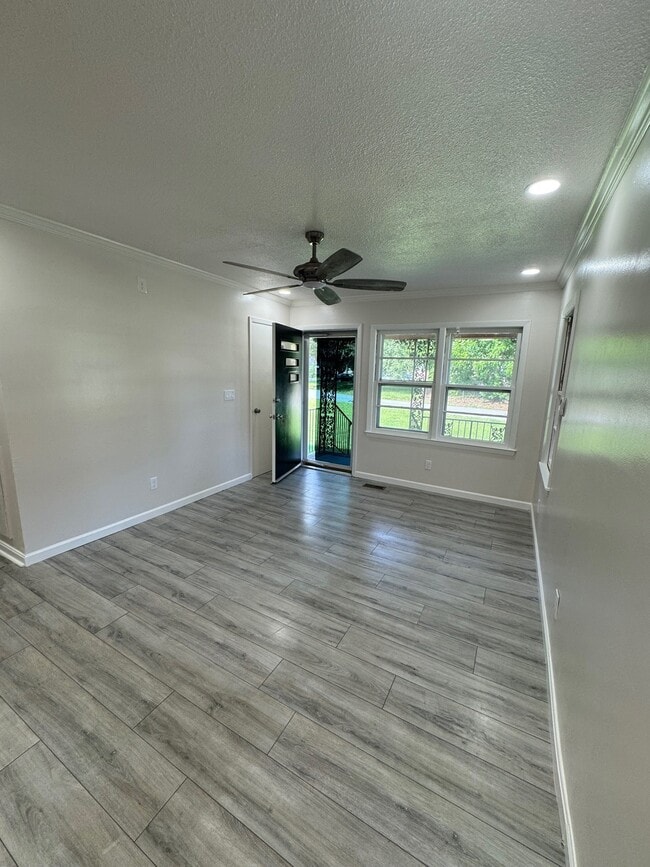 Building Photo - 1104 Elmgrove Ave