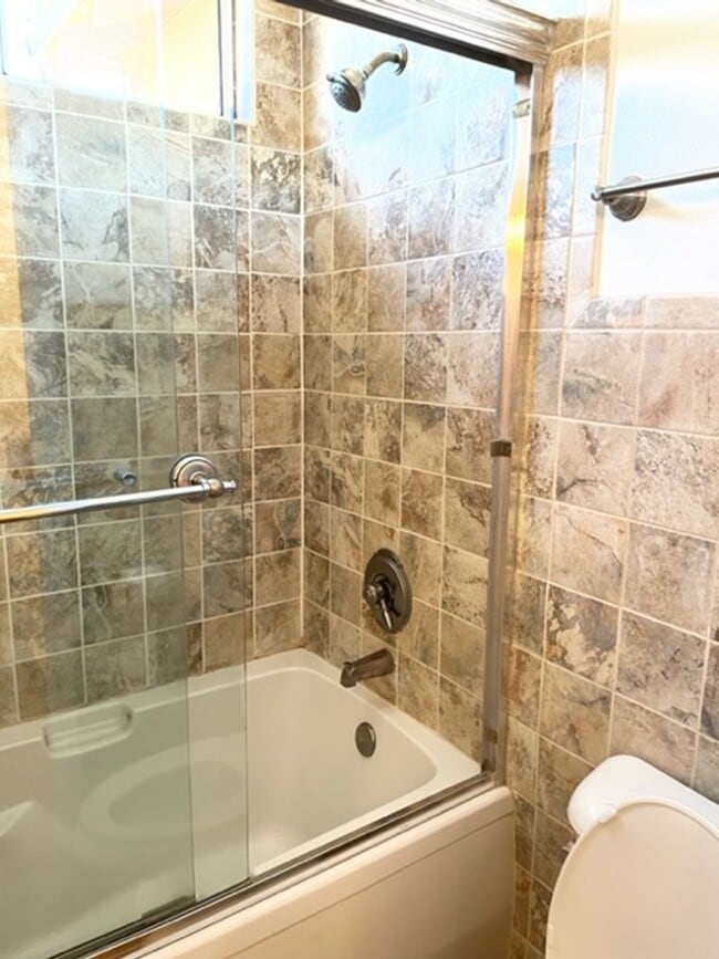 Building Photo - 2 Bedroom in Beautiful Tustin Golf Community