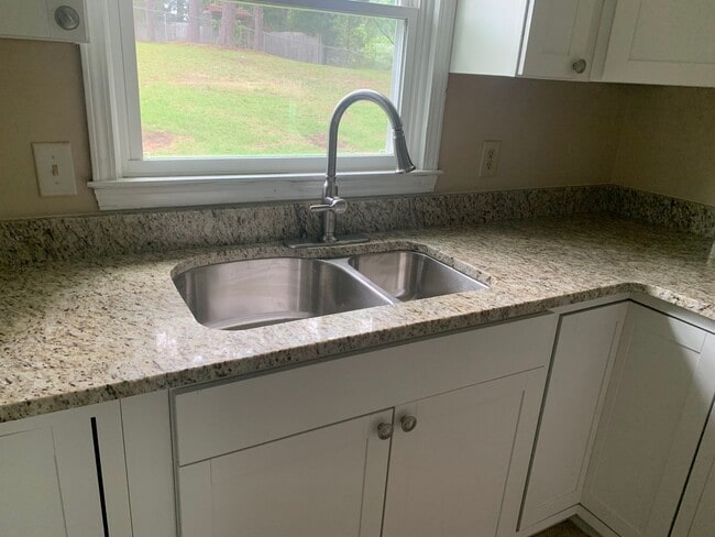 Building Photo - 3 Bedroom, 2 Bath in Rockingham